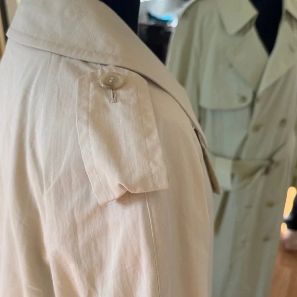 Vintage Burberry Beige Trench Coat with Classic Silhouette,size Large - Picture 6 of 16